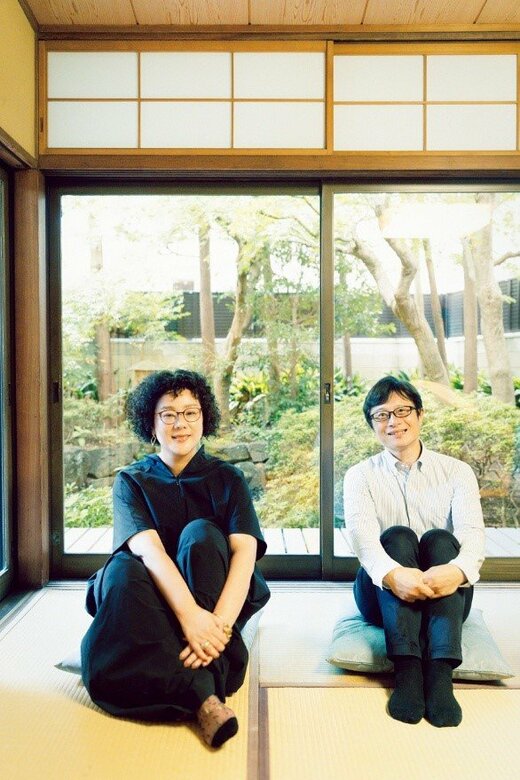 和室に横並びで体操座りをしているジェーン・スーさんと川内潤さん