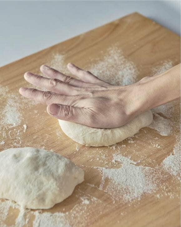 手で軽く押す