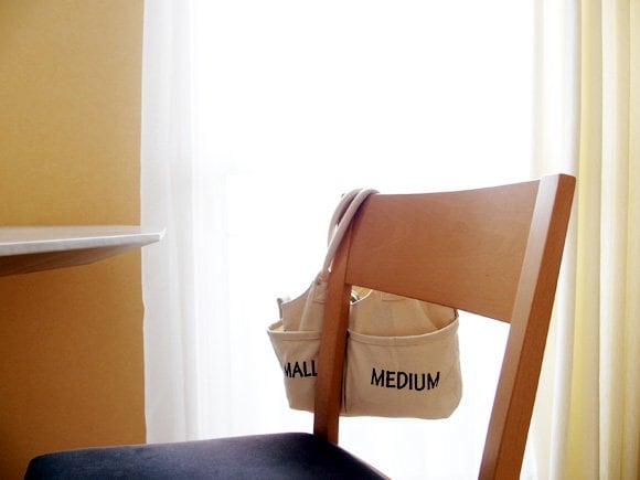 ダイニングチェアの椅子に常時掛けているバッグにスタンバイ