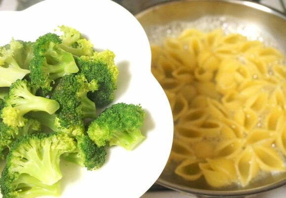 ブロッコリーを取り出し、パスタだけでさらに3分ゆでます。