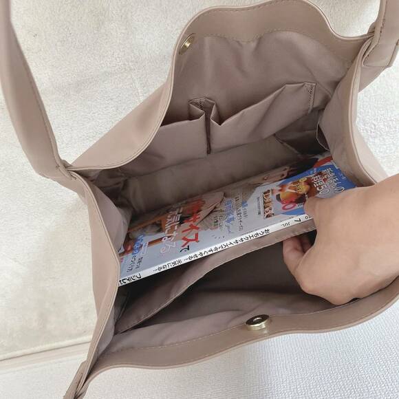 トートバッグに雑誌を入れる様子