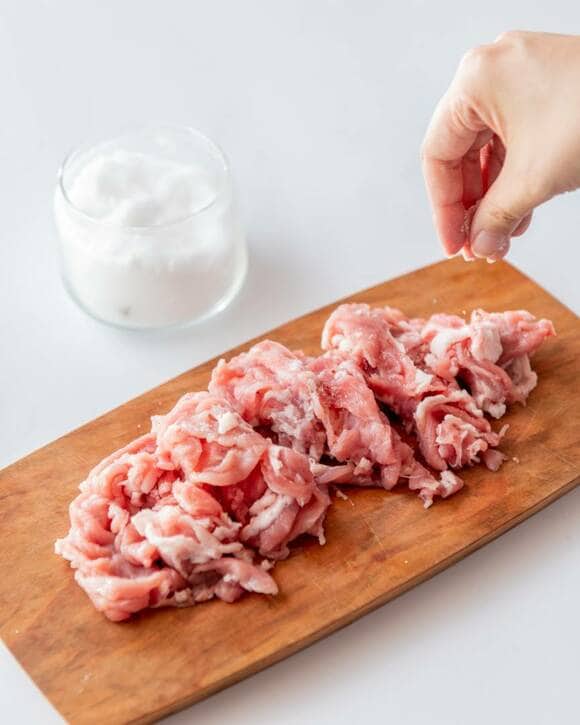 豚肉に塩コショウをふる