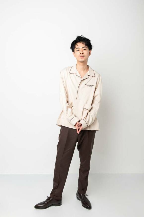 立っている男性