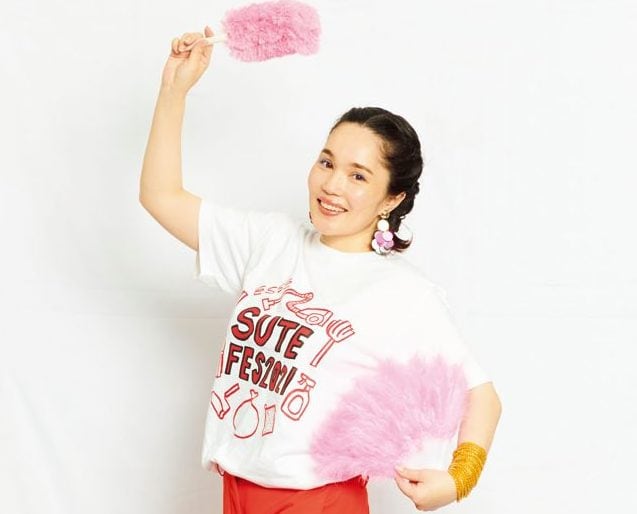 センスとハンディモップを持つ女性