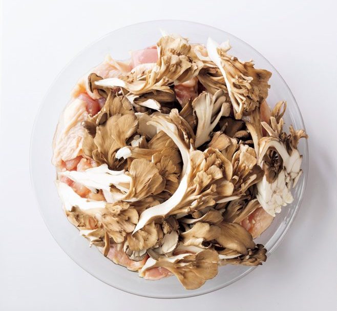 ボウルにマイタケと鶏肉