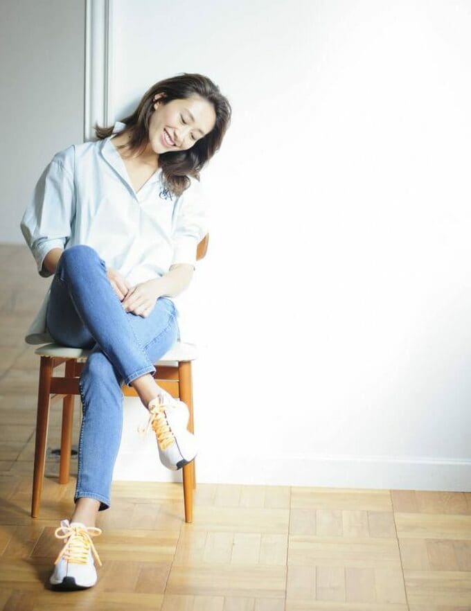 上下淡い色のシンプルな服と合わせて