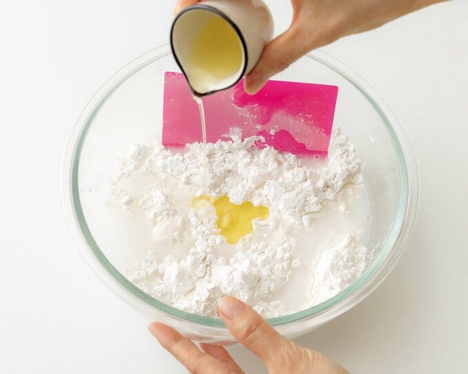 米粉パンの材料に油を加える工程