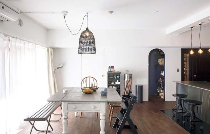 開口部をアーチ形にした、キッチンからアクセスしやすいパントリー