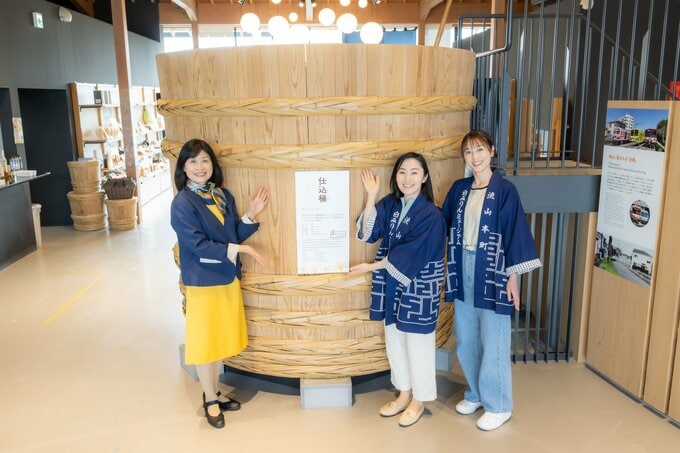 笑顔で迎えてくれた、白みりんミュージアム館長の川浦智子さん（左）