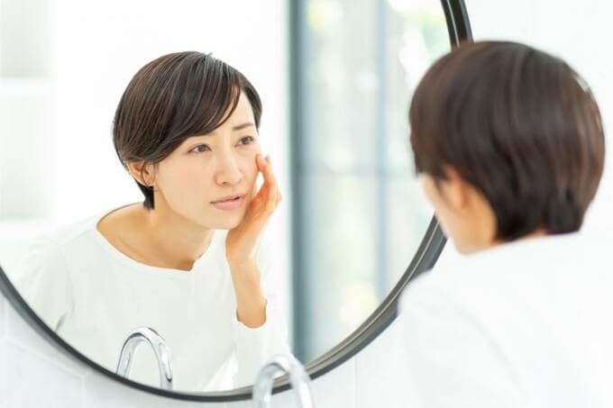 鏡をのぞく女性