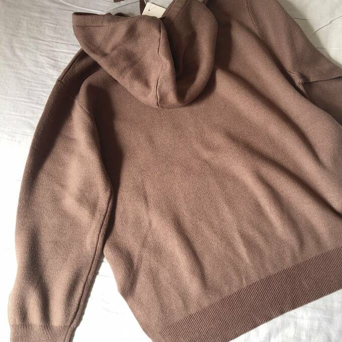 フーディーニットチュニックを後ろから見た様子