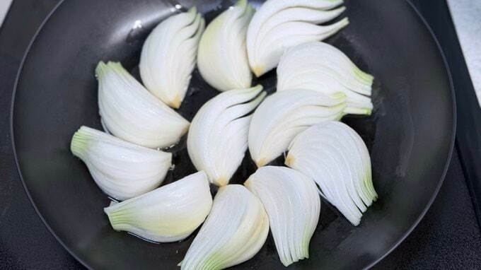 フライパンで玉ねぎをじっくり焼く