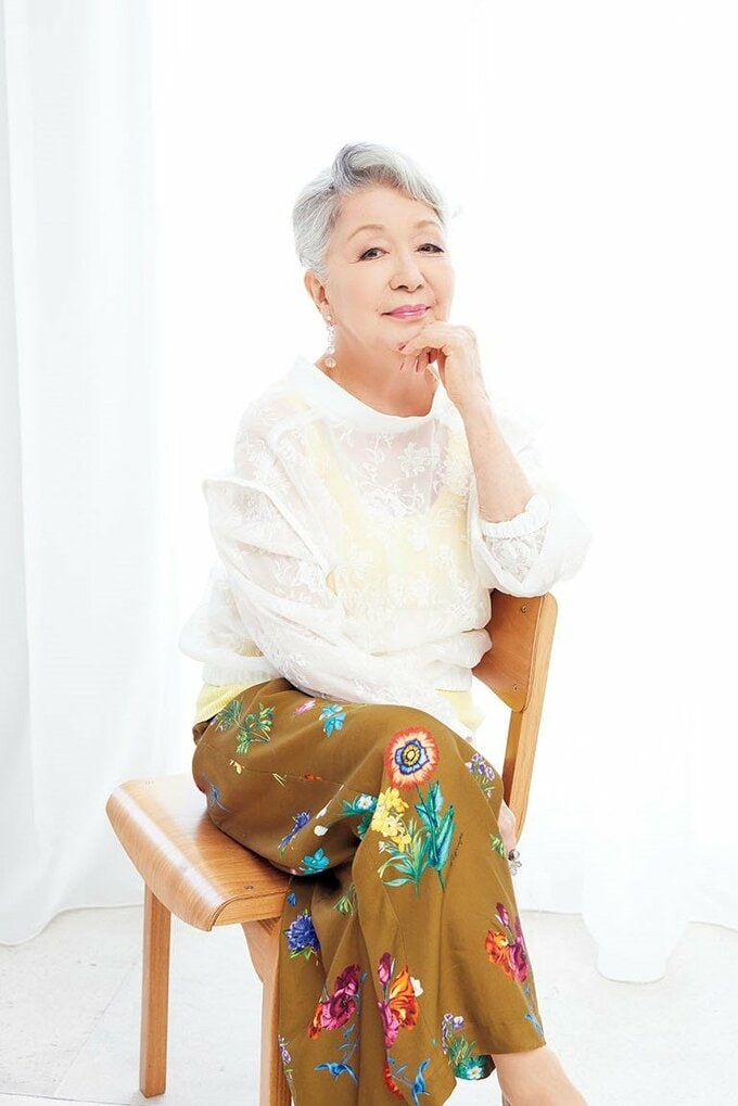 椅子に座る草笛光子さん