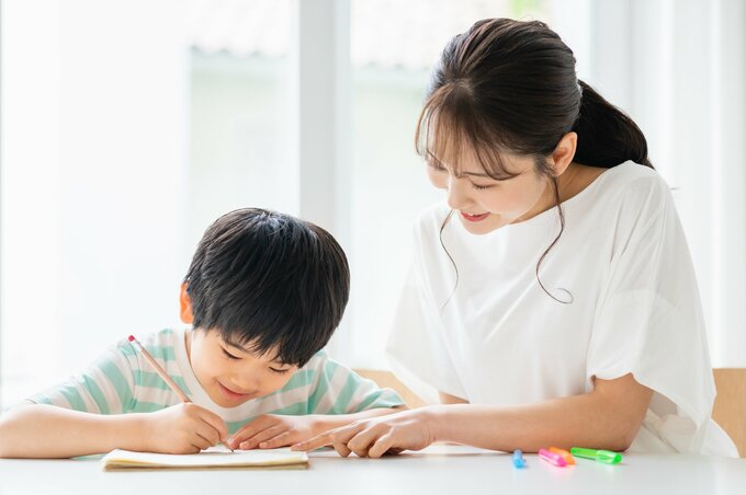 リビング学習をする小学生と母親