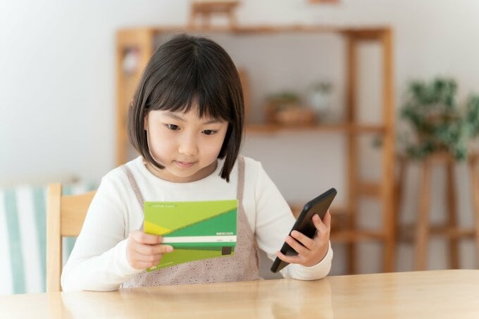預金チェックをする子ども