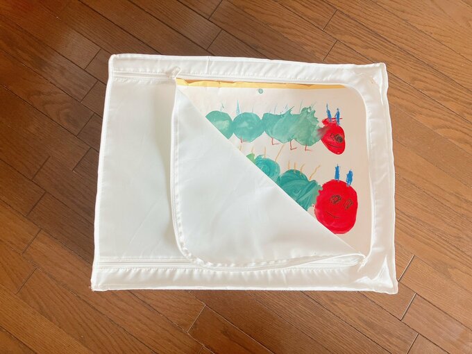 子どもの絵を保管している図