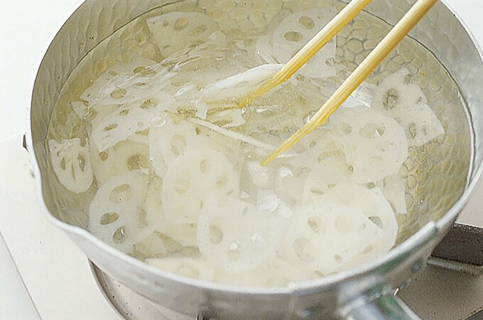 レンコンをゆでる