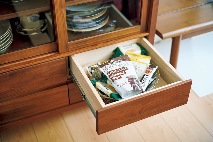 開けられたお菓子の入った引き出し