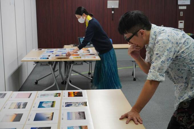 写真を選ぶ様子