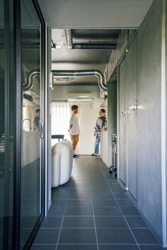 玄関を入ってLDK方向を見る