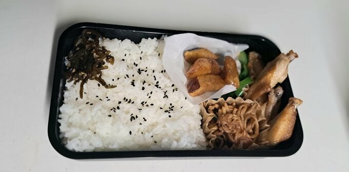 大学いもが入ったお弁当