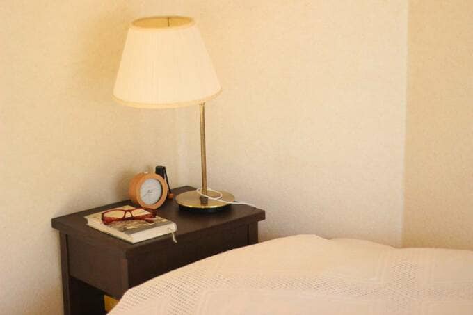 ベッドの近くにランプ