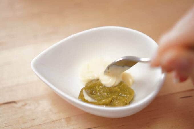 小鉢にわさびとマヨネーズ
