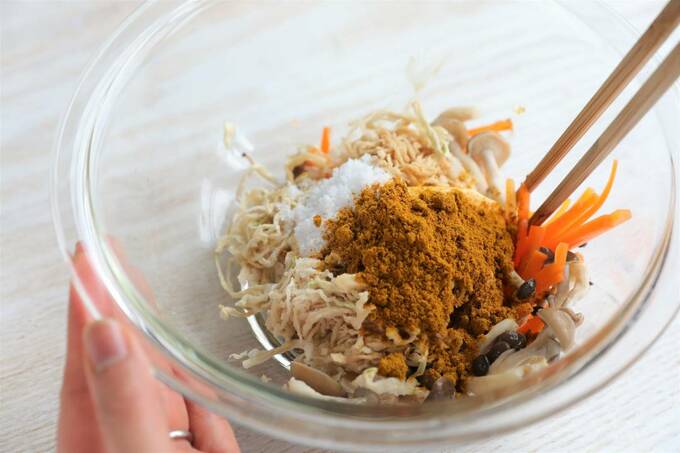 ボウルに切り干し大根と調味料を入れて混ぜる