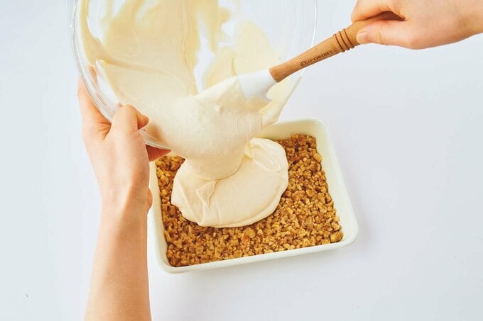 バットに流し入れたクリームチーズ