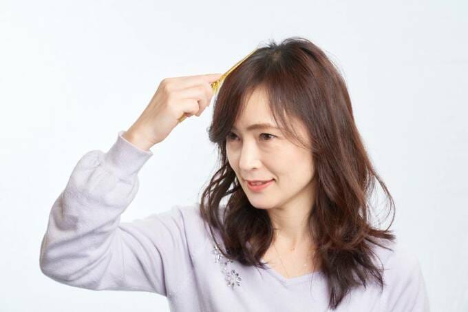 スプレーをかけた柄のほうで、アホ毛を押さえる