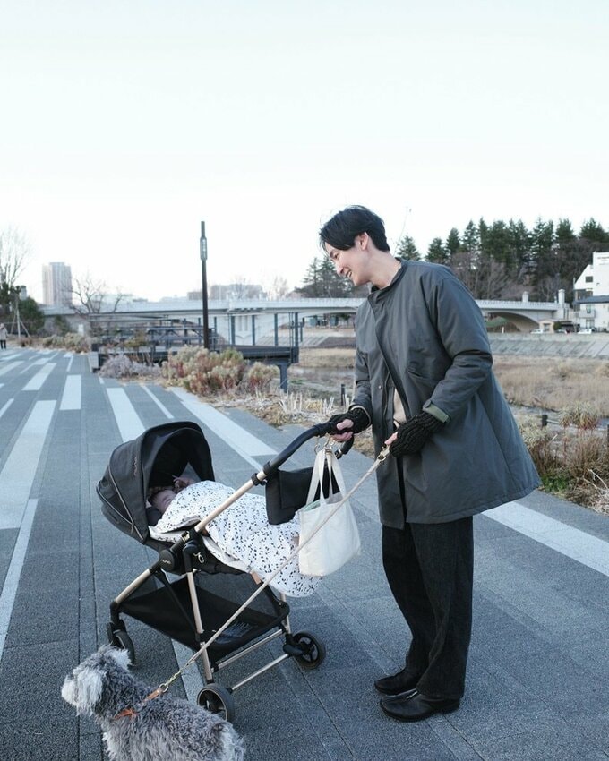 ベビーカーを押す男性