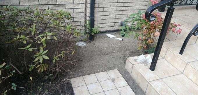 古い砂利撤去あとの玄関回り