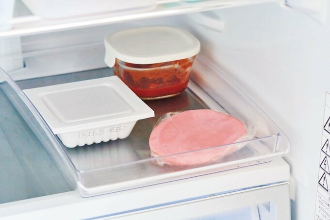 トレーに納豆やハム