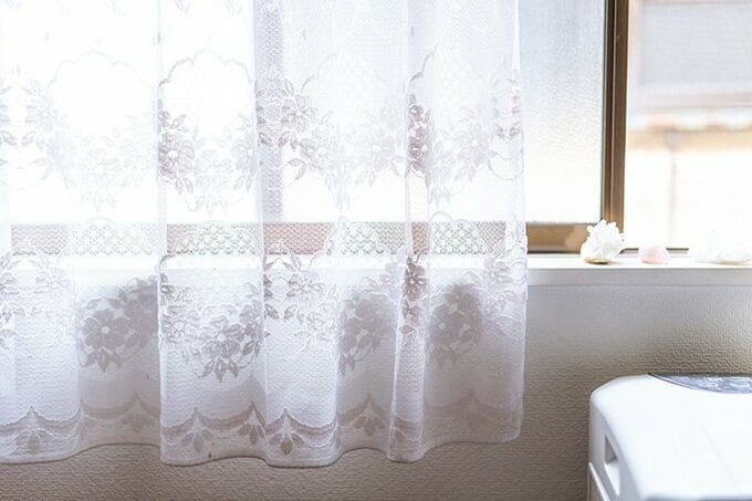 レースのカーテンは、パリの蚤の市で購入したヴィンテージ