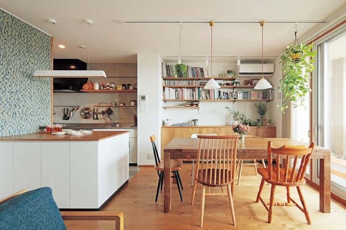 LDKの中心には大きな作業台が配置