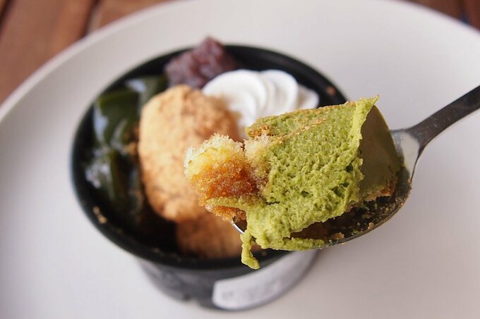 宇治抹茶とわらび餅の和パフェ