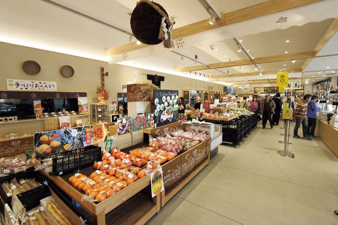 直売所では、農薬、肥料、除草剤を使わずに栽培した自然栽培農作物などを豊富に揃えている