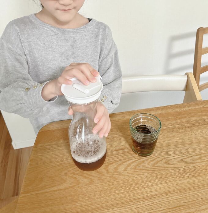 ふたをあける子ども