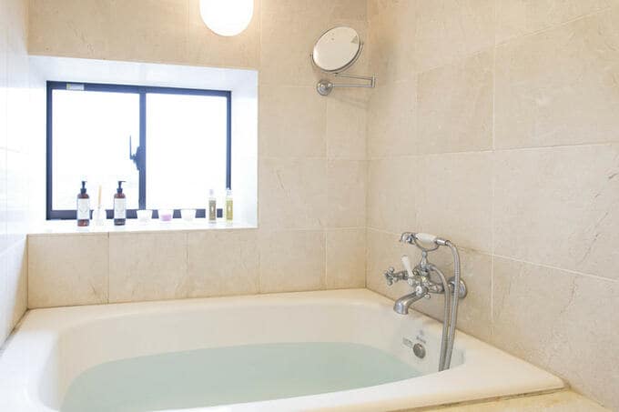 窓付きバスルーム