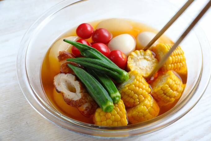 おでんのトウモロコシを箸で持つ様子