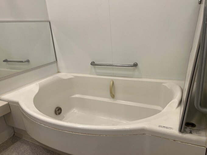 大きな鏡と浴槽 ガラス扉 築15年 50代になって後悔した浴室設備 Esseonline エッセ オンライン