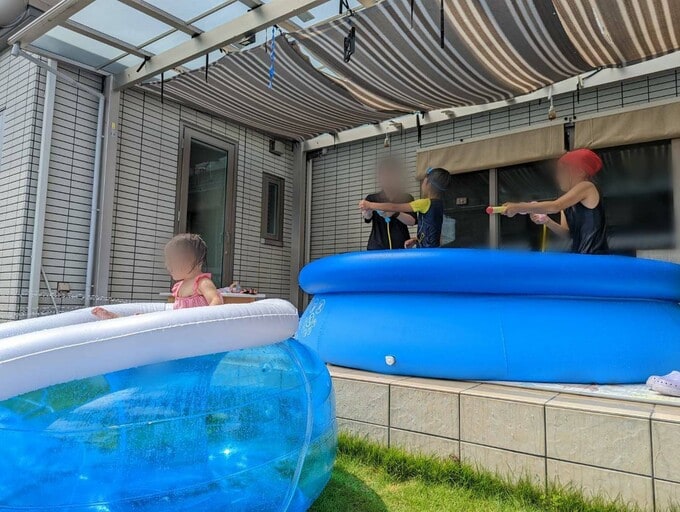 テラスでプール遊び