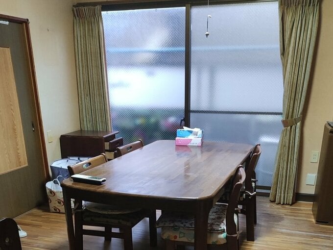 ベランダの手すりにもたくさんの鉢をつるしていました