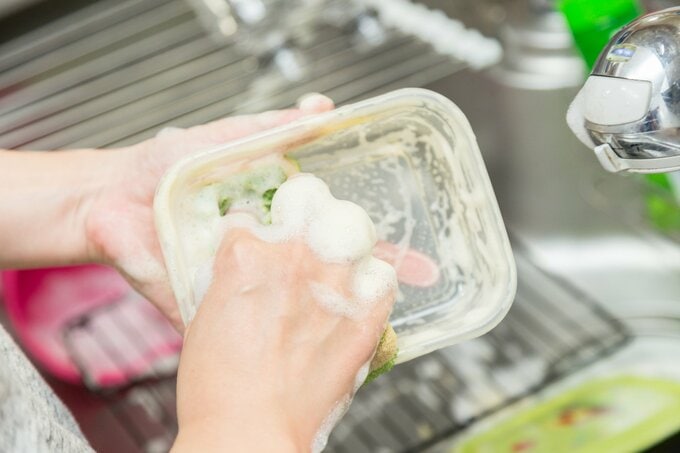 プラスチック保存容器を洗う