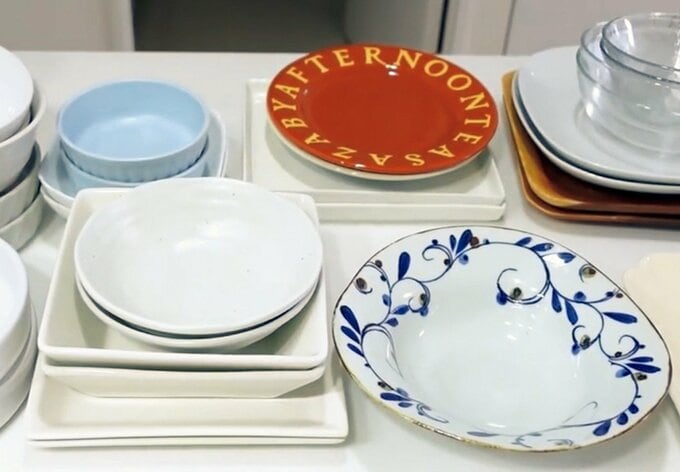 重ねて並べられた食器