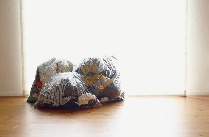 ゴミ袋に衣類を詰めた様子