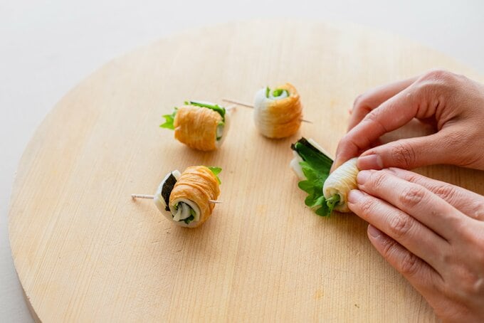 ちくわでチーズと海苔と大葉を巻く