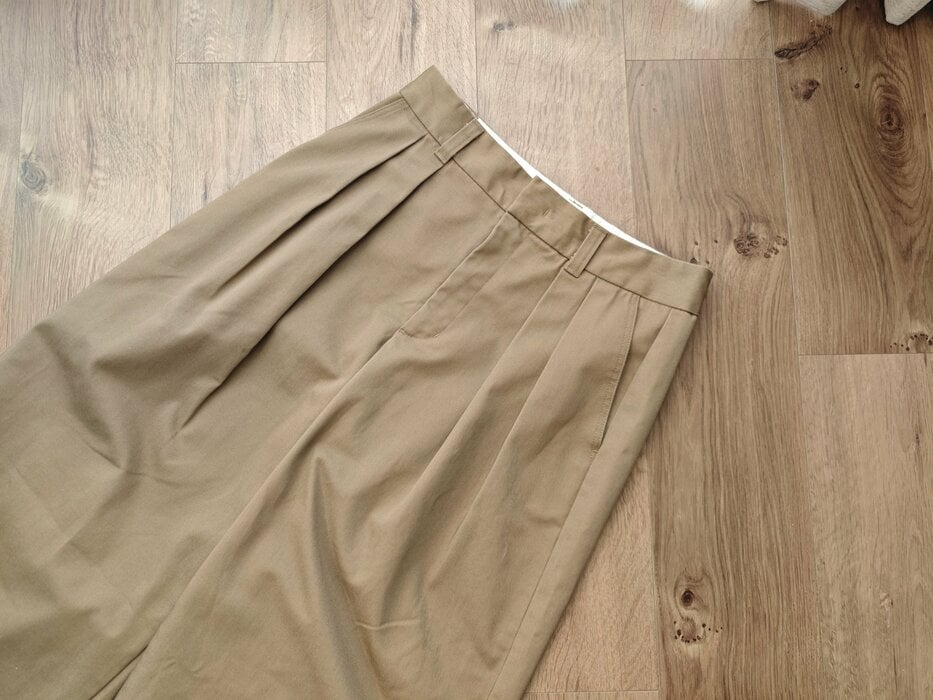 アラフォーの味方、GU「チノタックバレルパンツ」があれば迷わない。寒暖差のある日の頼れる1本