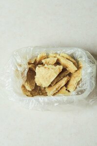 すりおろしたショウガを板状に冷凍