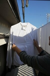 ブラウスはピンとのぼして干せば、アイロンがけ不要